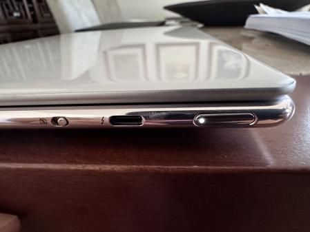 El ordenador cuenta con un interruptor manual que apaga la cámara web