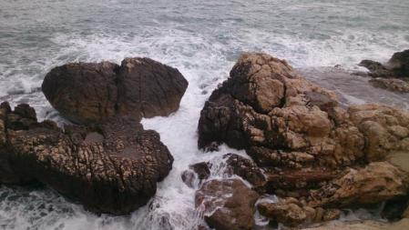 Orilla rocosa en las playas de L'Escala.