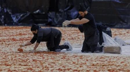 Los maestros pizzeros llevando a cabo la pizza