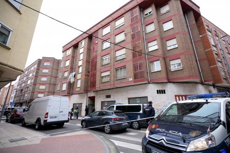 Furgones y agentes de la Policía Nacional en la calle Clavel, donde se ha detenido a un hombre por su presunta relación con el envío de las cartas explosiva en Miranda de Ebro