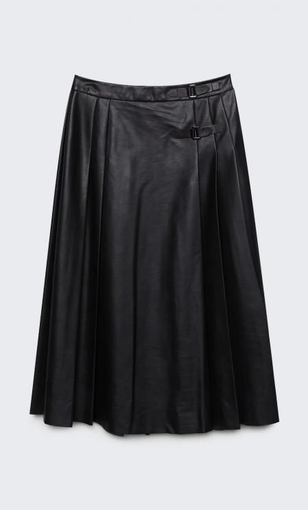 Falda de tablas en tejido polipiel de Stradivarius