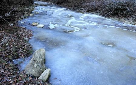 Pocas agua y mucho hielo en el Salt del Mir.