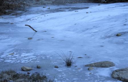 Pocas agua y mucho hielo en el Salt del Mir.