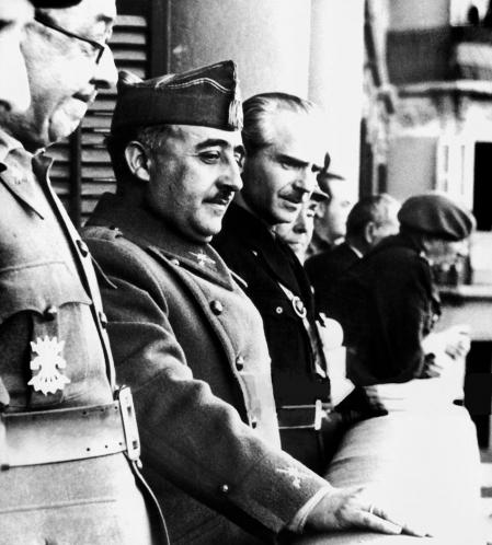 Franco, entre Moscardó y Serrano Suñer, en 1938