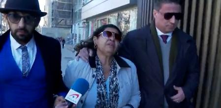 Lucía, la madre del jugador Dani Alves, se ha reunido esta mañana en Barcelona con el equipo de abogados que lleva el caso de su hijo, encarcelado por una presunta violación en una discoteca. A la salida, visiblemente afectada, no ha querido hablar. Pero a las preguntas de la periodista sobre si creía en la inocencia de su hijo, Lucía asentía en varias ocasiones con la cabeza.

Suscríbete a nuestro canal: http://bit.ly/suscribeteLV

Lee esta y más historias en https://www.guyanaguardian.com/

Síguenos en:
Instagram: https://www.instagram.com/lavanguardia/
Twitter: https://twitter.com/LaVanguardia
Facebook: https://es-la.facebook.com/LaVanguardia