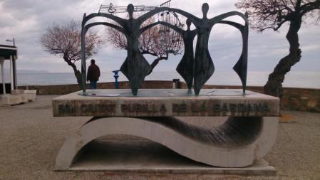 Monumento homenaje a L'Escala como municipio difusor del baile de la sardana.