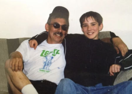 Kai, 'el mochilero del hacha', junto a su padre durante su infancia