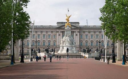 London (United Kingdom), 10/05/2020.- A general view of Buckingham Palace, Central London, Britain, 10 May 2020. It has been reported that Buckingham Palace is due to close for the summer as the Queen isolates in Windsor Castle. Britons are now in their sixth week of lockdown due to the Coronavirus pandemic. Countries around the world are taking increased measures to stem the widespread of the SARS-CoV-2 coronavirus which causes the Covid-19 disease. (Reino Unido, Londres) EFE/EPA/WILL OLIVER