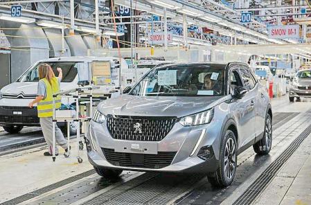 Línea de montaje en la planta del grupo Stellantis en Vigo