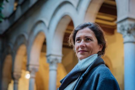 La filóloga Lola Josa en el claustro de la Universidad de Barcelona, donde estudia las fuentes hebreas de la Biblia