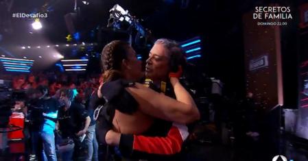 Beso de celebración entre Boris Izaguirre y Mariló Montero en 'El Desafío'