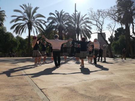 Domingo de sardanas en el Parc de la Guineueta de Barcelona.