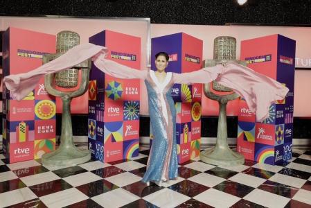 Rosa López luce un vestido con los colores de la bandera trans en la gala inaugural del Benidorm Fest 2023