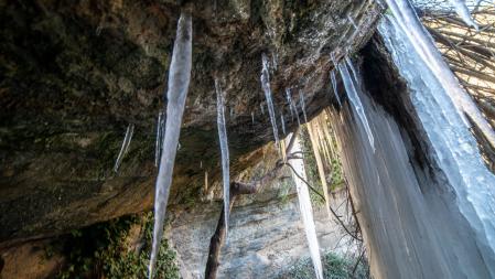 Salto de agua helado en el Gorg Negre.