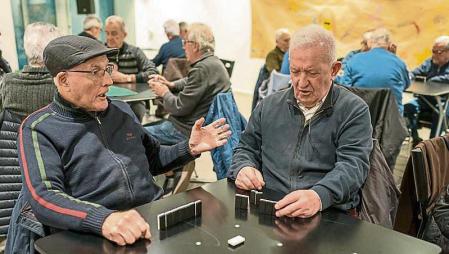 Personas mayores del barrio de Sant Antoni que reclamaban un espacio donde poder jugar a las cartas finalmente ven reconocidas sus peticiones en el '' Espai Veïnal Calabria 66 , en Barcelona, miercoles, 18 de gener de 2023. Foto Joan Mateu Parra / Shooting