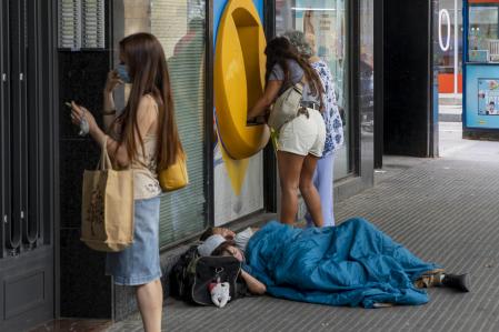 Mujeres sacando dinero de cajeros automáticos