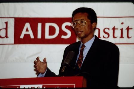 Arthur Ashe, en 1992, conversando con la audiencia en relación al sida