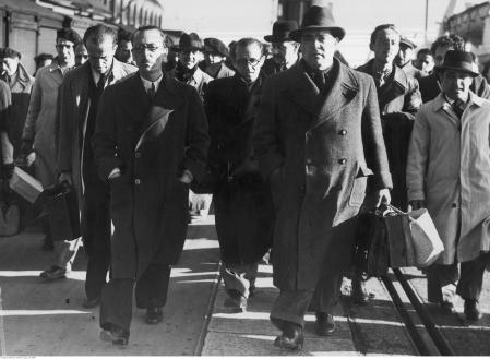 Wenceslao Carrillo (en primera fila, con sombrero) a su llegada a Gran Bretaña en abril de 1939, poco después del golpe de Casado. (Wikipedia).
