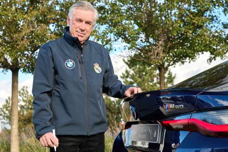 El entrenador del Real Madrid, Carlo Ancelotti, junto a su BMW i4 M50&nbsp;