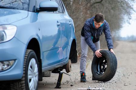 Cuando tenemos el coche levantado podemos sustituir la rueda&nbsp;