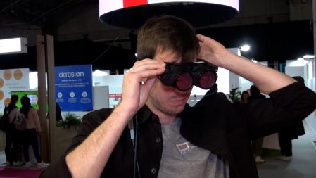 Estas lentes permiten a las personas que no tienen visión completa poder sortear con indicaciones los obstáculos que tienen delante.