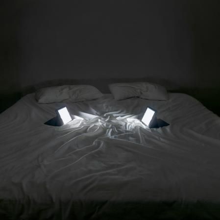 The Lovers (2018), de Maria Mavropoulou: sobre la cama, ni hecha ni deshecha, dos pantallas cara a cara. Un cariño forzado y forzoso sin roce