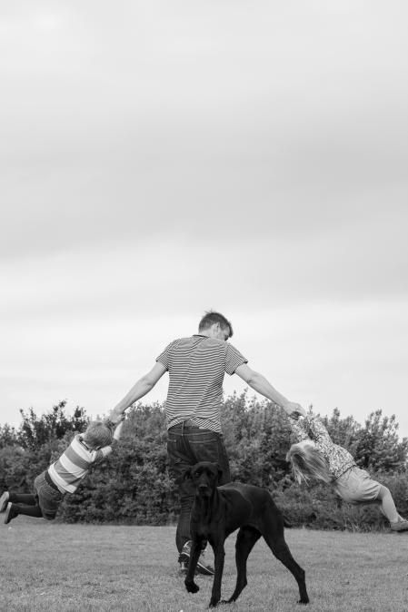 With dogs and kids in the Park (2019), de Peter Puklus. La imagen pertenece a una 
instalación con escultura, fotografía y performance que plantea como la familia 
cambia a pasos agigantados