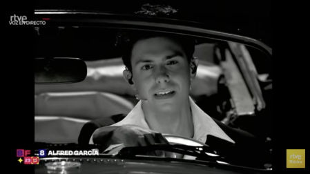 Alfred García subido a un coche durante su actuación en la segunda semifinal del Benidorm Fest 2023