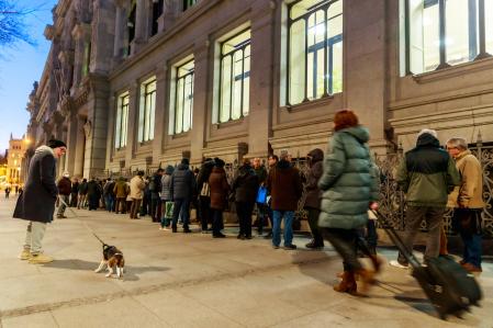 Numerosas personas hace colas ante el Banco de España para comprar deuda pública española, en febrero de 2023&nbsp;