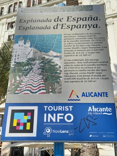 Cartel explicativo, en castellano y valenciano, en La Explanada. La información que puede consultarse descargando una aplicación es la misma...solo en castellano.