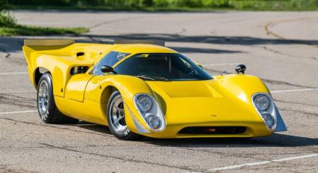 T70, el llamativo modelo de carreras que saltó de los circuitos a las calles.