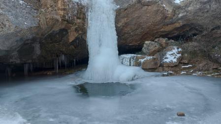 Helada en el salto de agua de la Riera de Merlès.