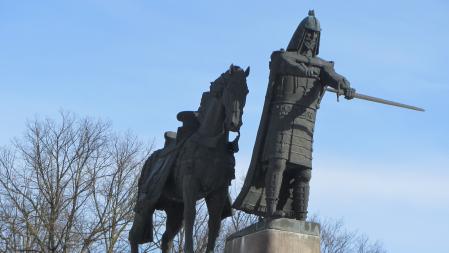 Estatua del gran duque Gediminas bendiciendo Vilna