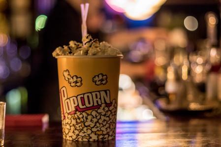 Un coctel escondido tras un cubo de palomitas