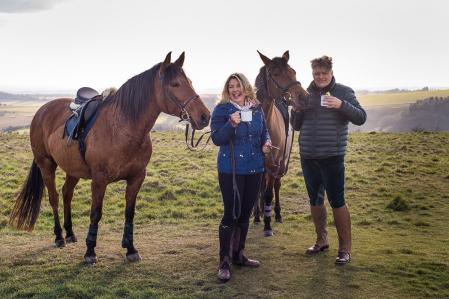 Lady Fiona y lord George, condes de Carnarvon