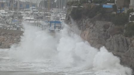 Oleaje en la playa de Les Casetes de Garraf.