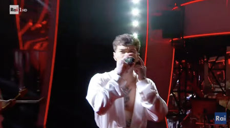 Momento en que Blanco avisa de los problemas de sonido en San Remo 2023