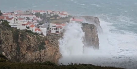 Fuerte oleaje en la punta Montgó de L'Escala.