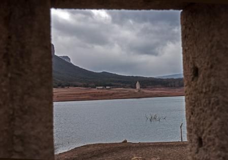 Paisaje de sequía en Sau pese a la lluvia.