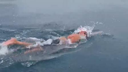 Bárbara Hernández nadaba sin traje de neopreno completo ni crema corporal protectora  .