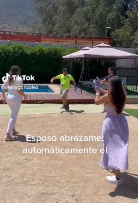 La mujer le lanzo un balón de fútbol