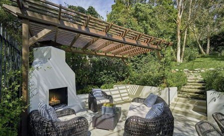 Parte trasera de la casa, ajardinada.