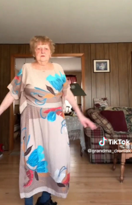 Enseñando el vestido de la cita