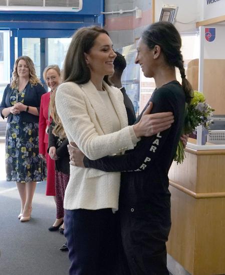 Kate Middleton saluda afectuosamente a Preet Chandi