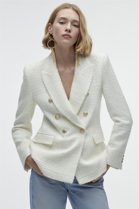 Blazer blanco con botones dorados de Zara