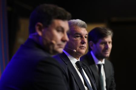 .- El presidente del Barcelona, Joan Laporta, acompañado del director deportivo Mateu Alemany (d) y del vicepresidente económico Eduard Romeu (i), durante la rueda de prensa que ha ofrecido este jueves para valorar la actualidad del club azulgrana