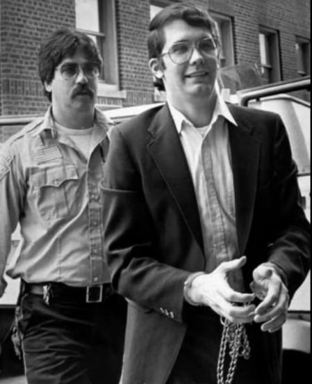 Michael Ross, custodiado camino del tribunal