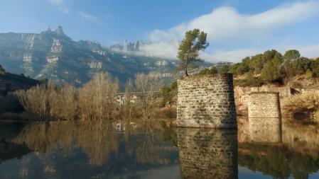 Pilares del antiguo Cremallera de Montserrat.