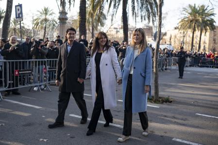Laura Borràs acompañada de su marido y su hija, ante el Tribujnal Superior de Justicia de Catalunya.