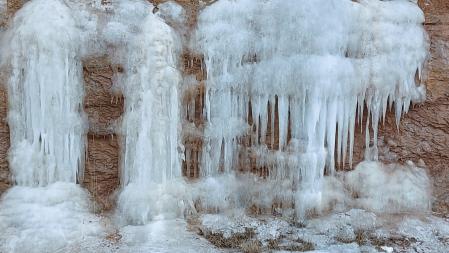 Carámbanos de hielo en el margen de la carretera de Solsona a Sant Llorenç de Morunys.